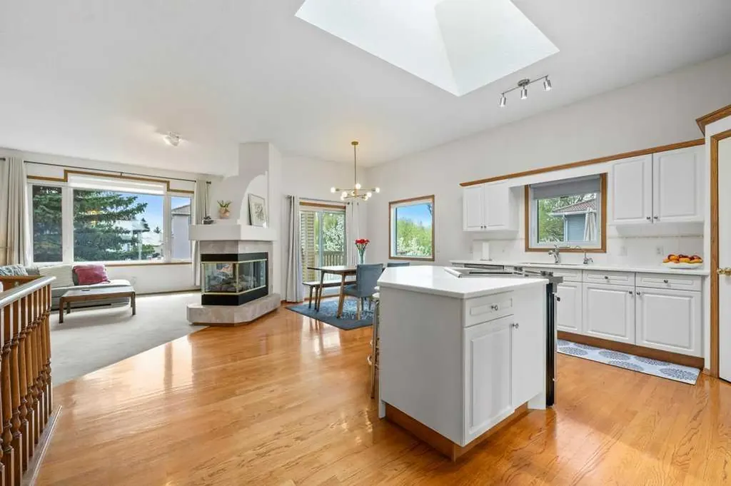 125 Woodpark Close SW Calgary AB T2W 6H1