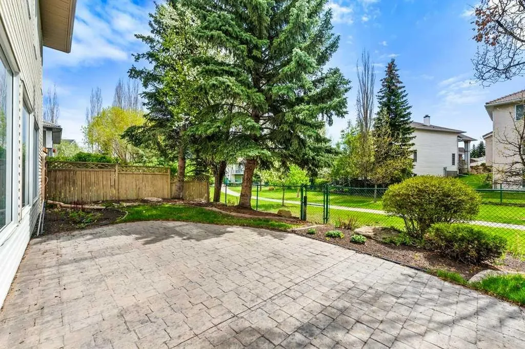 125 Woodpark Close SW Calgary AB T2W 6H1