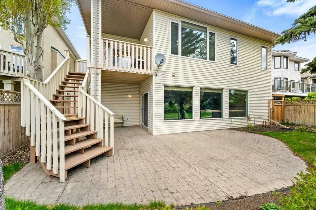 125 Woodpark Close SW Calgary AB T2W 6H1