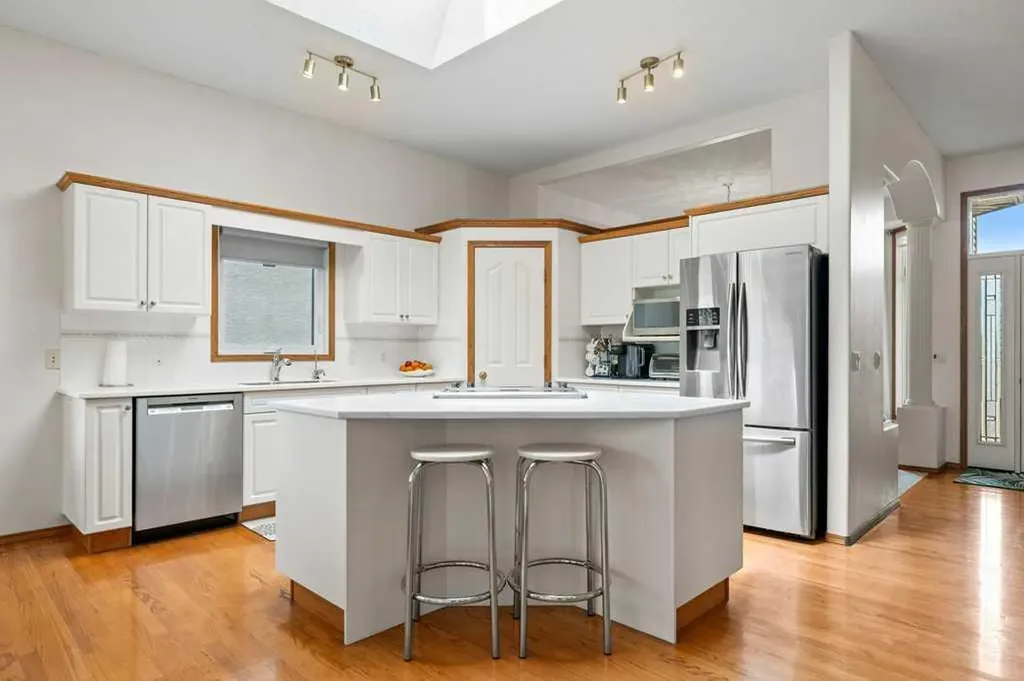 125 Woodpark Close SW Calgary AB T2W 6H1