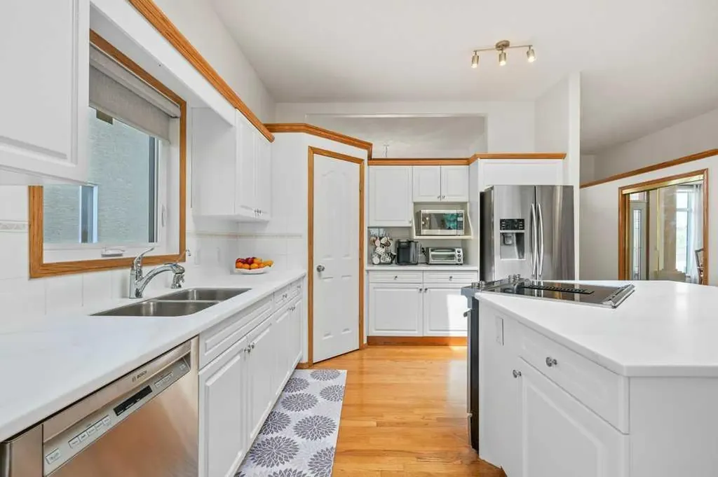125 Woodpark Close SW Calgary AB T2W 6H1