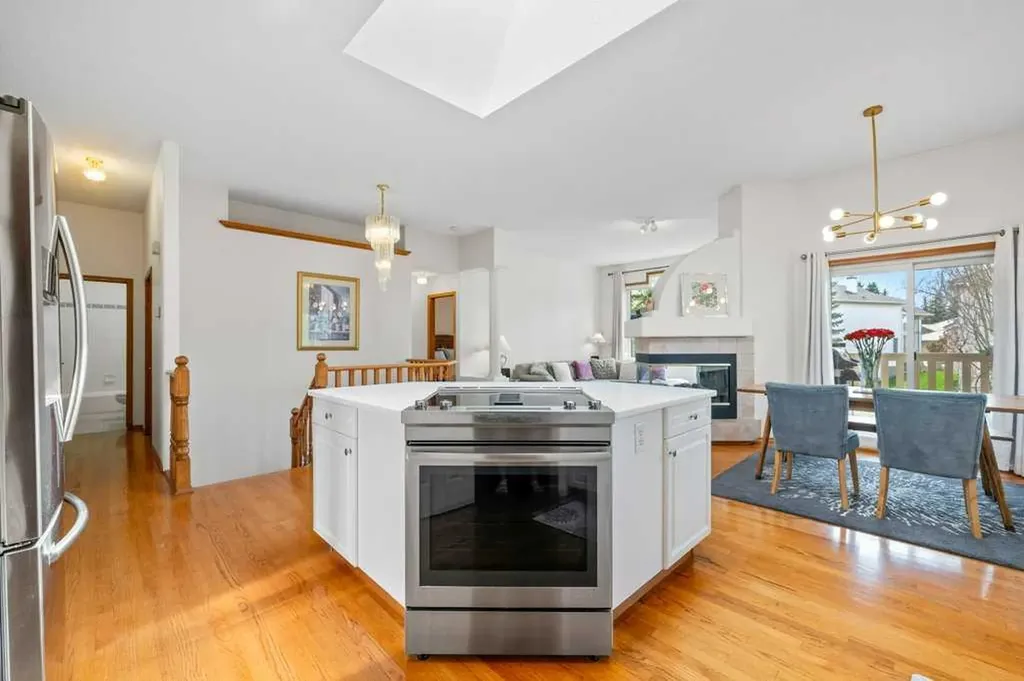 125 Woodpark Close SW Calgary AB T2W 6H1