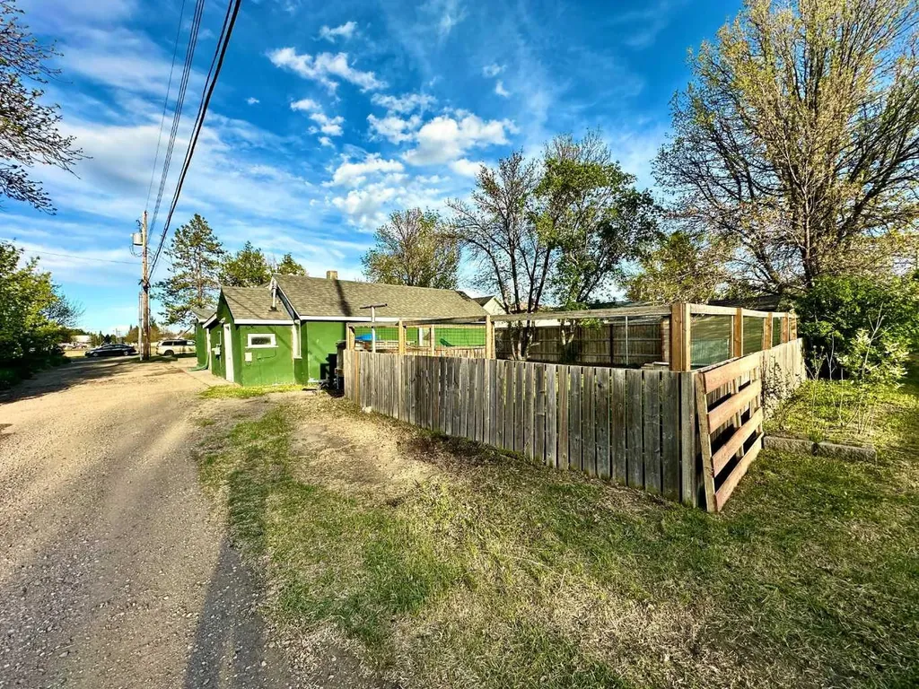 2108 15 Coaldale AB T1M 1E4