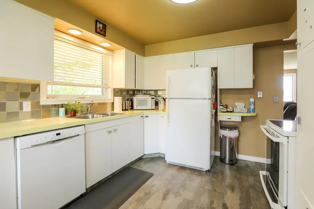 25 W 1 Avenue S Magrath AB T0K 1J0