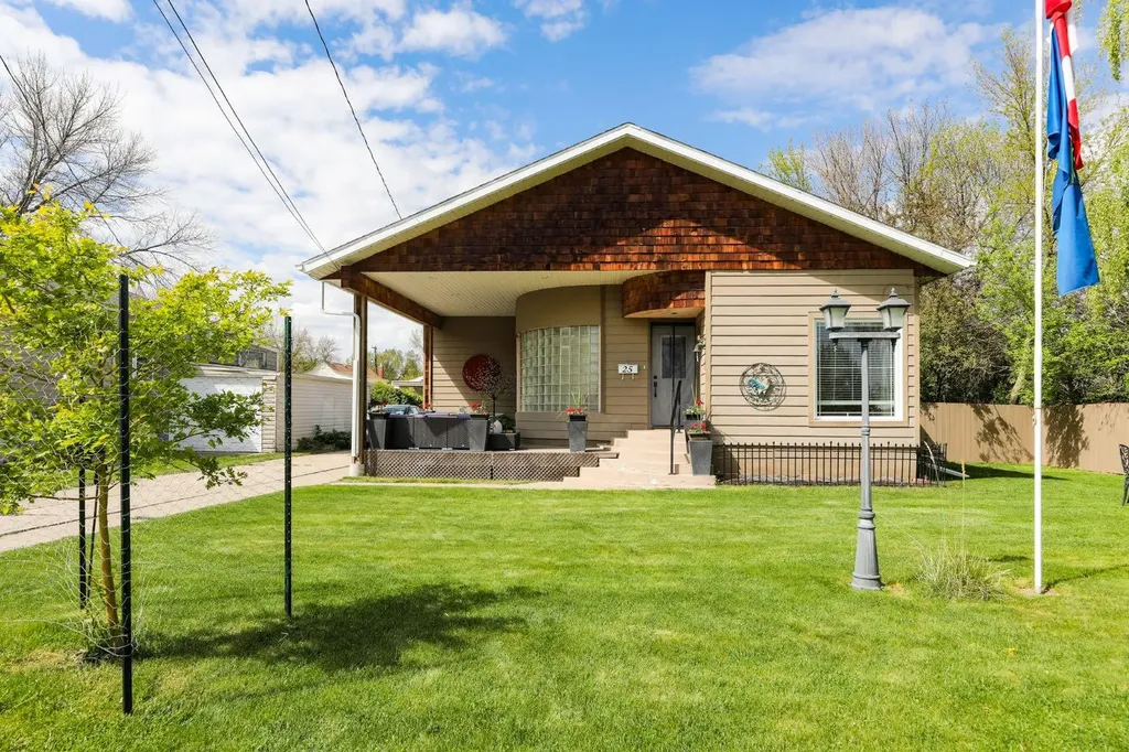 25 W 1 Avenue S Magrath AB T0K 1J0