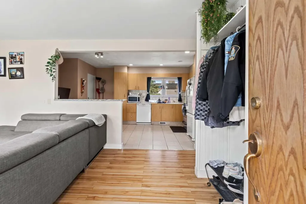 616 34 Avenue NE Calgary AB T2E 2K2