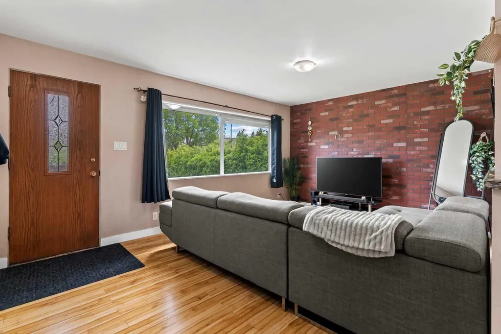 616 34 Avenue NE Calgary AB T2E 2K2