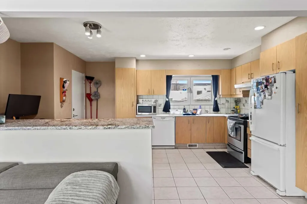 616 34 Avenue NE Calgary AB T2E 2K2