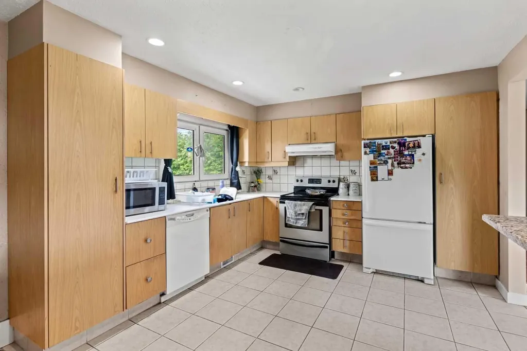 616 34 Avenue NE Calgary AB T2E 2K2