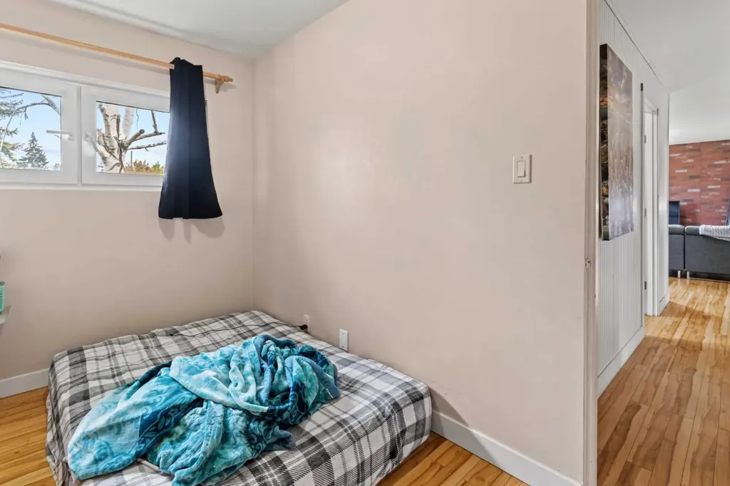 616 34 Avenue NE Calgary AB T2E 2K2