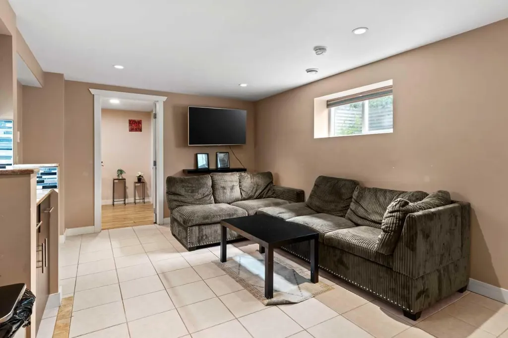 616 34 Avenue NE Calgary AB T2E 2K2