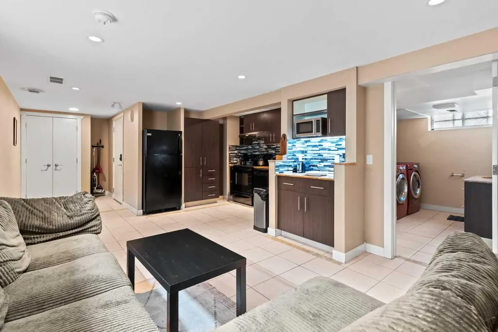 616 34 Avenue NE Calgary AB T2E 2K2
