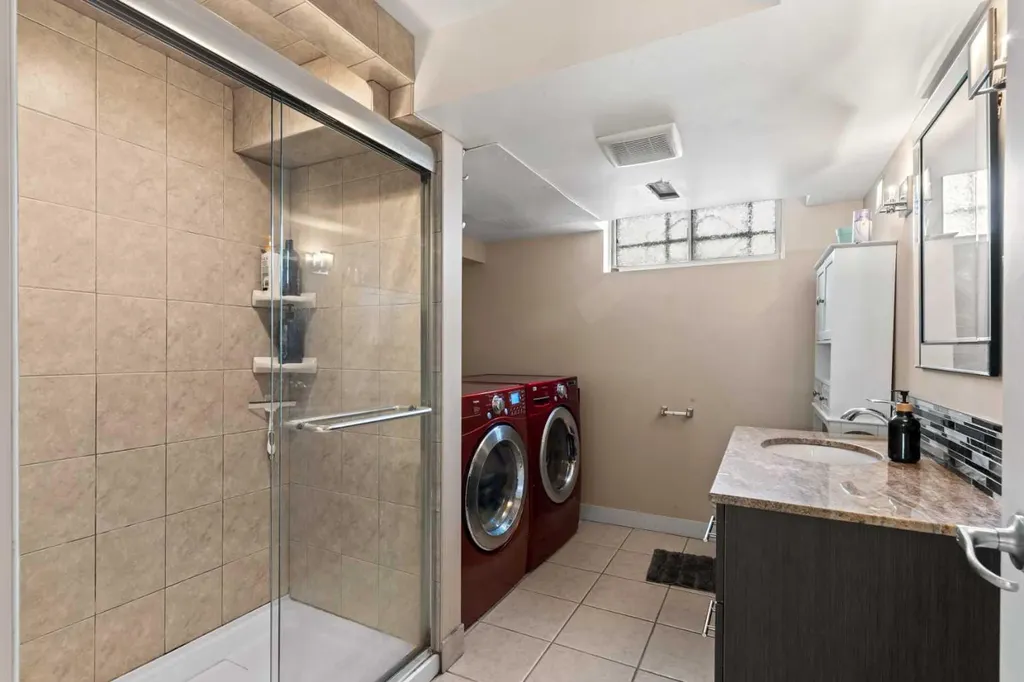 616 34 Avenue NE Calgary AB T2E 2K2