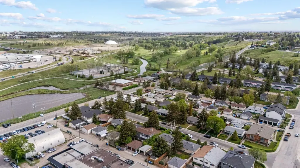 616 34 Avenue NE Calgary AB T2E 2K2