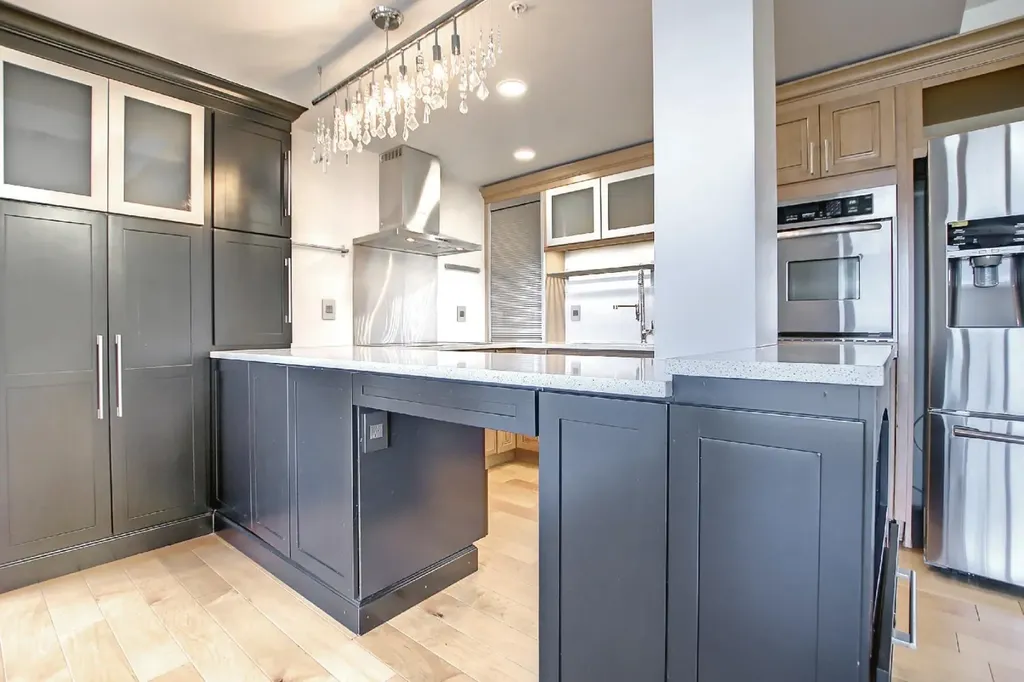 683 10 Street SW Calgary AB T2P 5G3