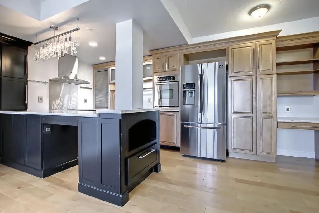 683 10 Street SW Calgary AB T2P 5G3