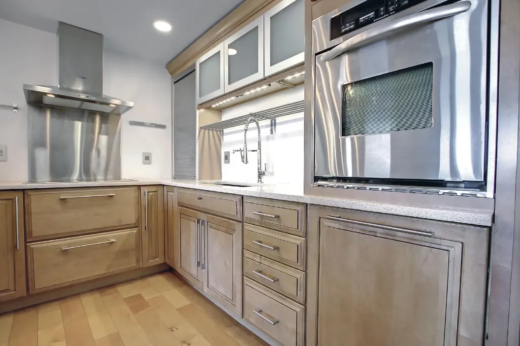 683 10 Street SW Calgary AB T2P 5G3