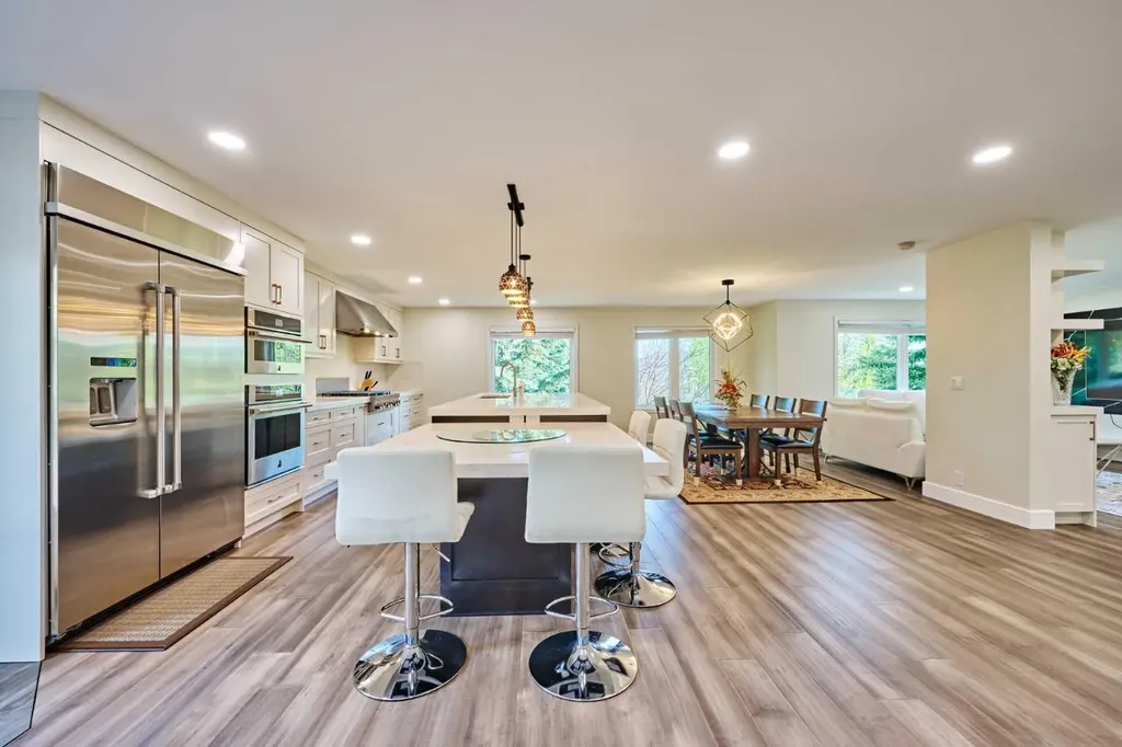 252 Edgebank Circle NW Calgary AB T3A 4W1