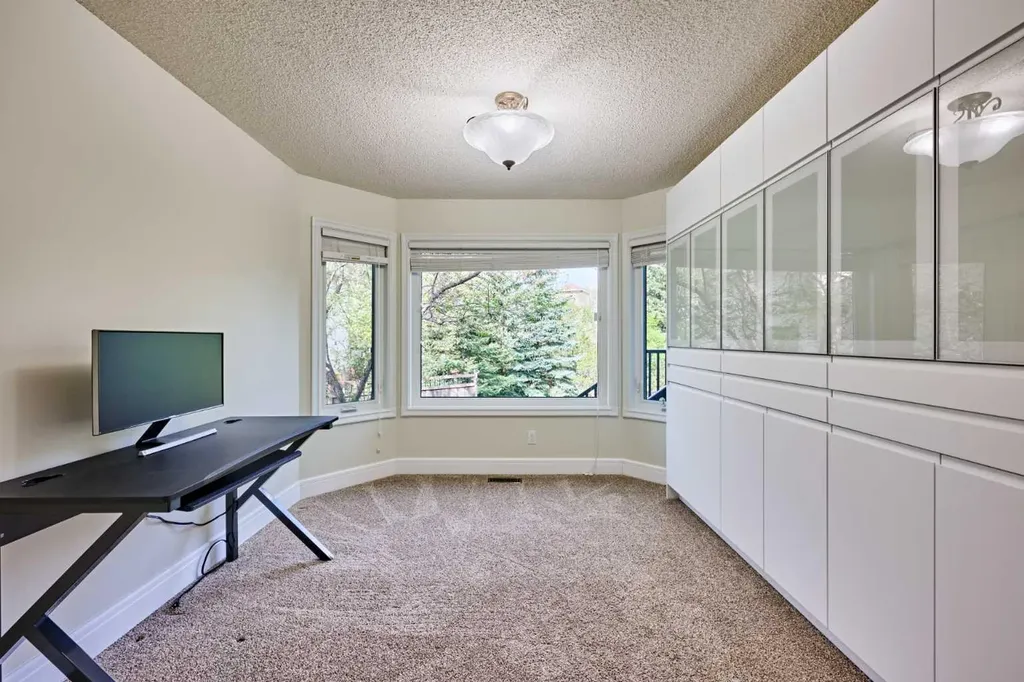252 Edgebank Circle NW Calgary AB T3A 4W1