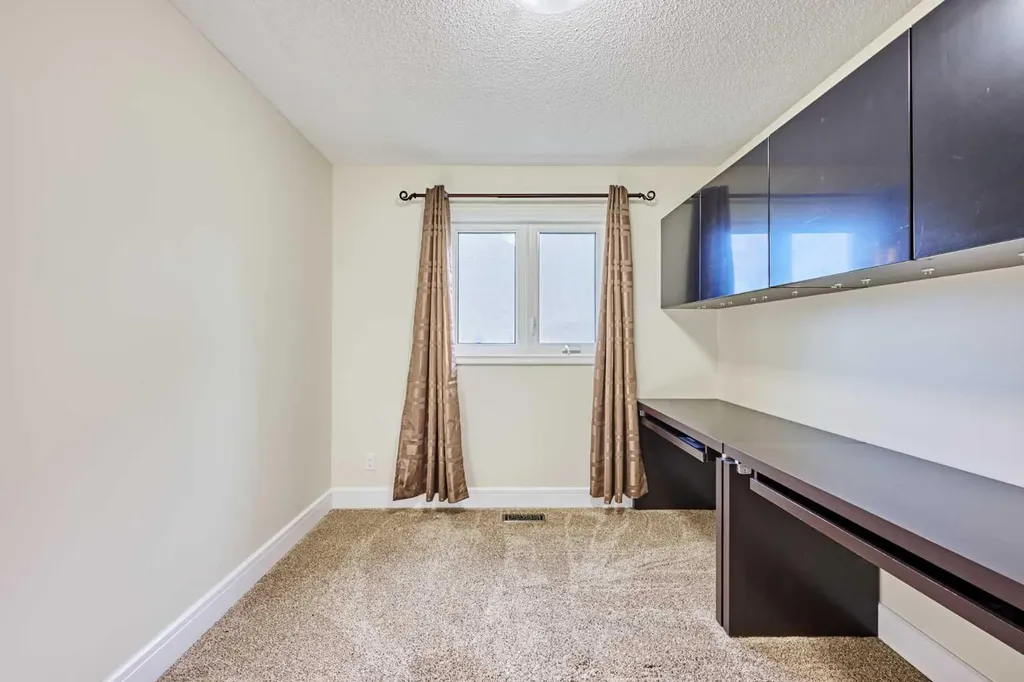 252 Edgebank Circle NW Calgary AB T3A 4W1