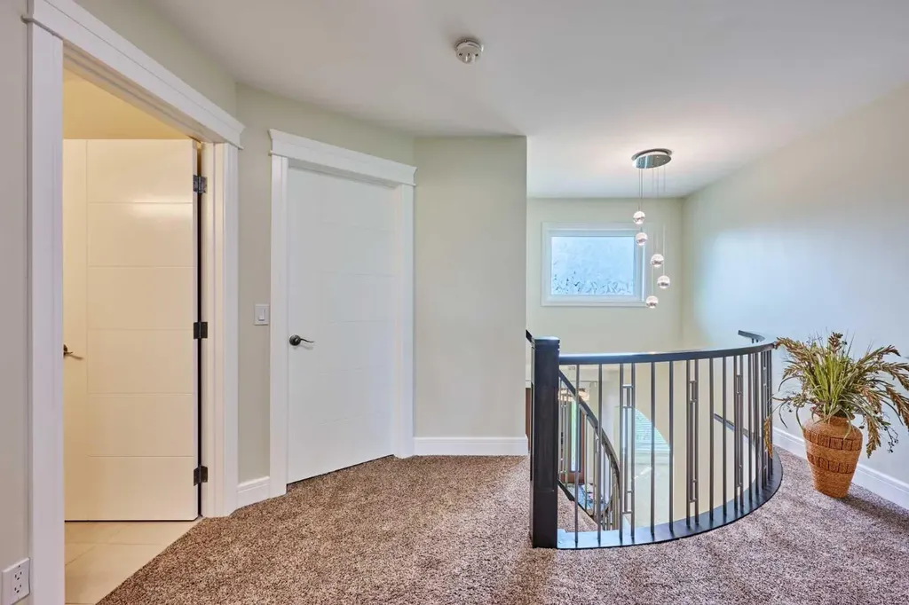 252 Edgebank Circle NW Calgary AB T3A 4W1