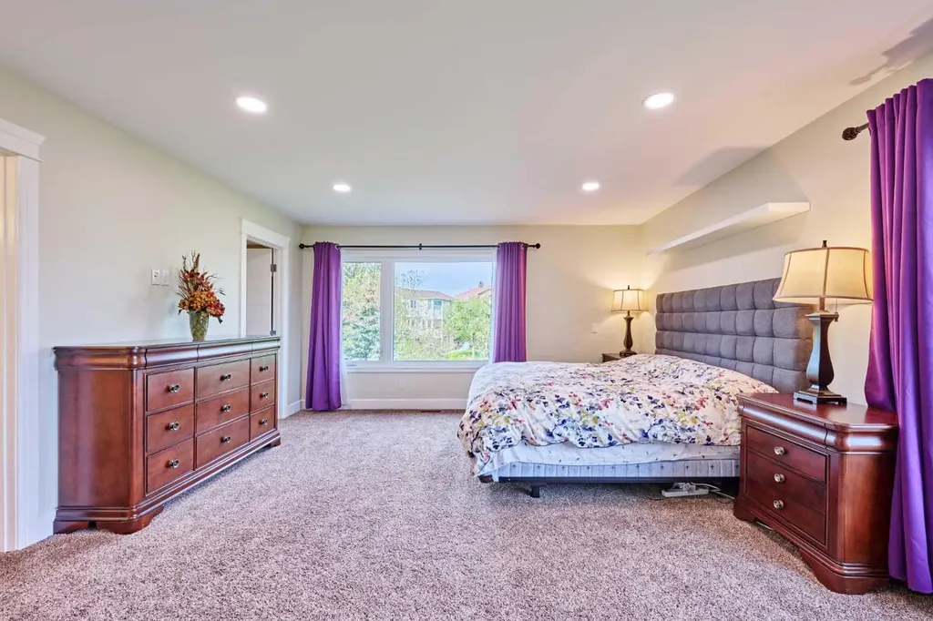 252 Edgebank Circle NW Calgary AB T3A 4W1