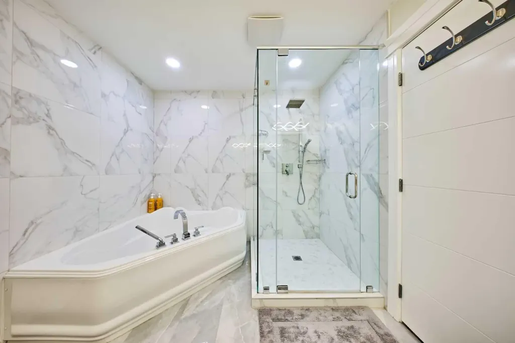 252 Edgebank Circle NW Calgary AB T3A 4W1