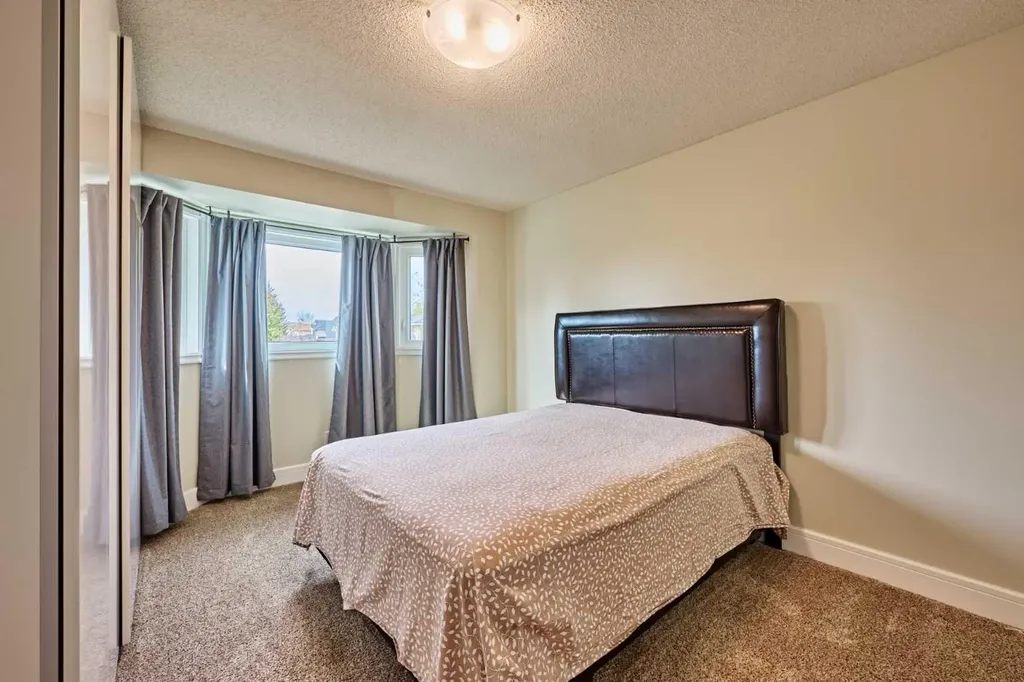 252 Edgebank Circle NW Calgary AB T3A 4W1
