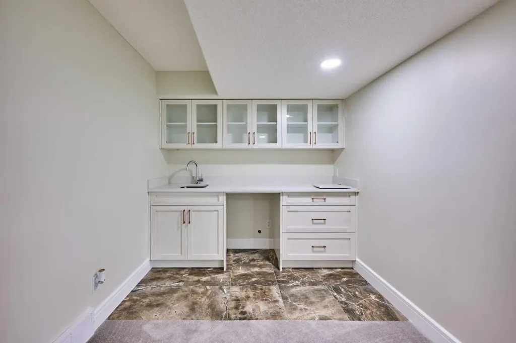 252 Edgebank Circle NW Calgary AB T3A 4W1