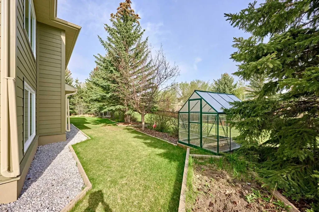 252 Edgebank Circle NW Calgary AB T3A 4W1