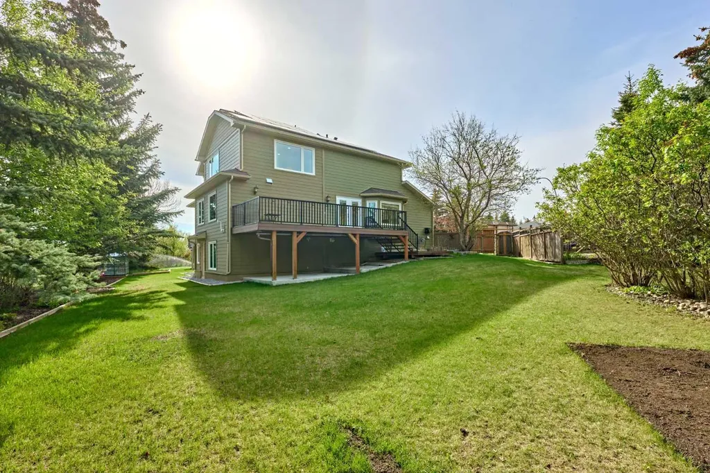 252 Edgebank Circle NW Calgary AB T3A 4W1