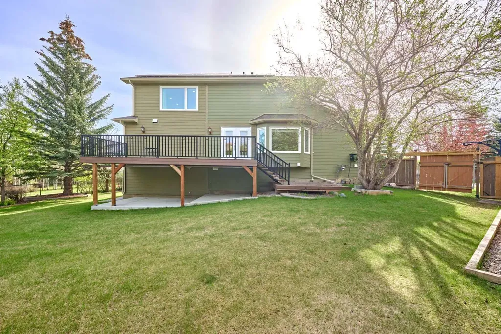 252 Edgebank Circle NW Calgary AB T3A 4W1