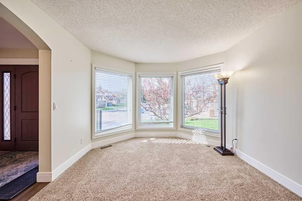252 Edgebank Circle NW Calgary AB T3A 4W1