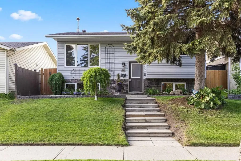 216 Castleridge Drive NE Calgary AB T3J 1X3