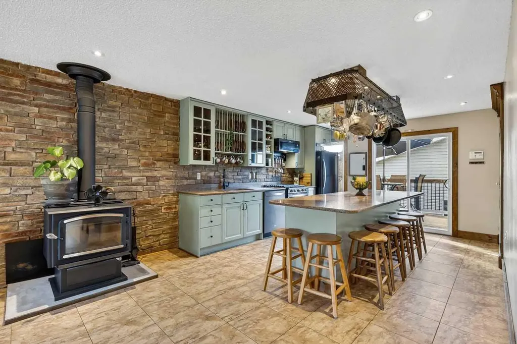 216 Castleridge Drive NE Calgary AB T3J 1X3