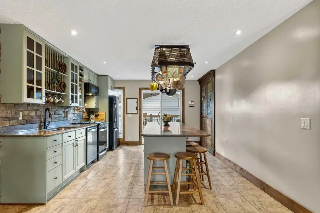 216 Castleridge Drive NE Calgary AB T3J 1X3