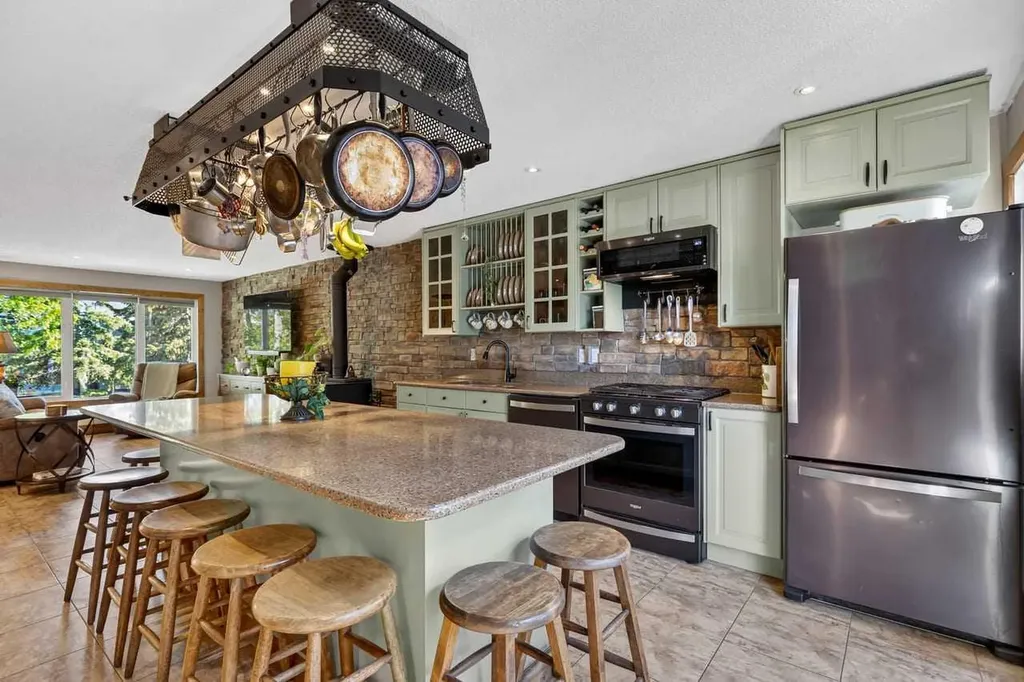 216 Castleridge Drive NE Calgary AB T3J 1X3
