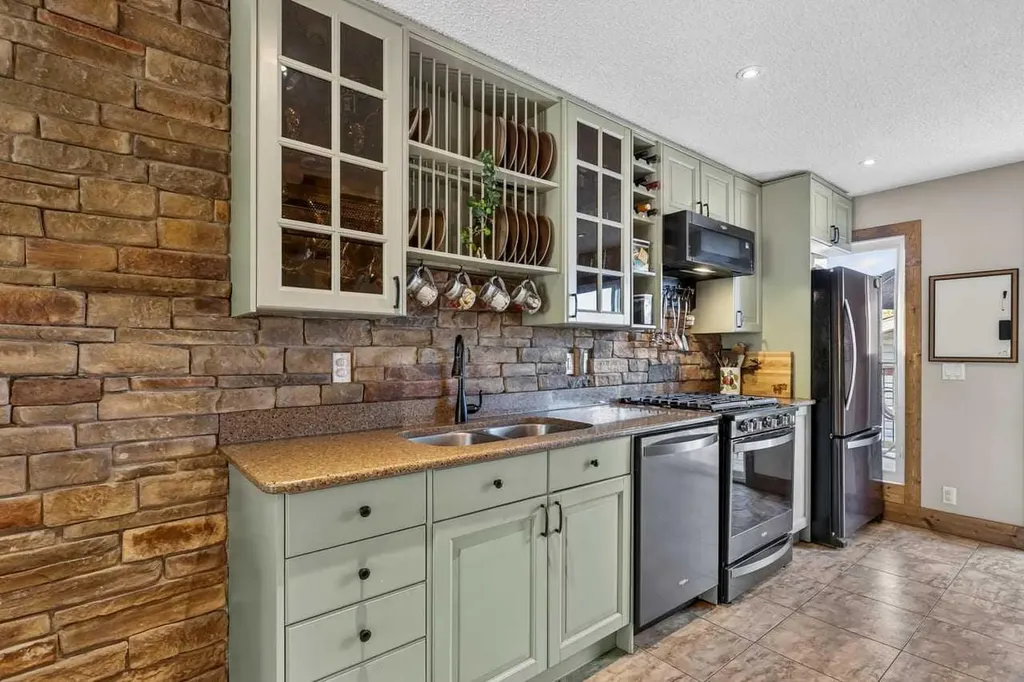 216 Castleridge Drive NE Calgary AB T3J 1X3