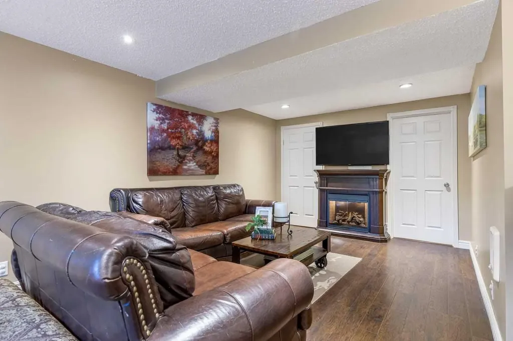 216 Castleridge Drive NE Calgary AB T3J 1X3