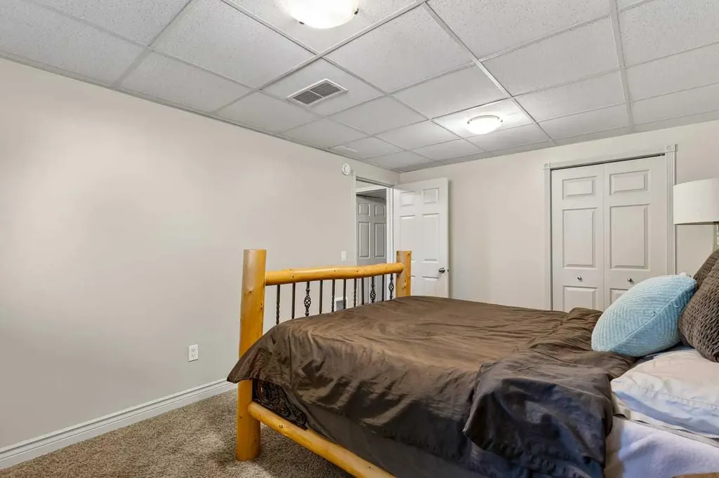 216 Castleridge Drive NE Calgary AB T3J 1X3
