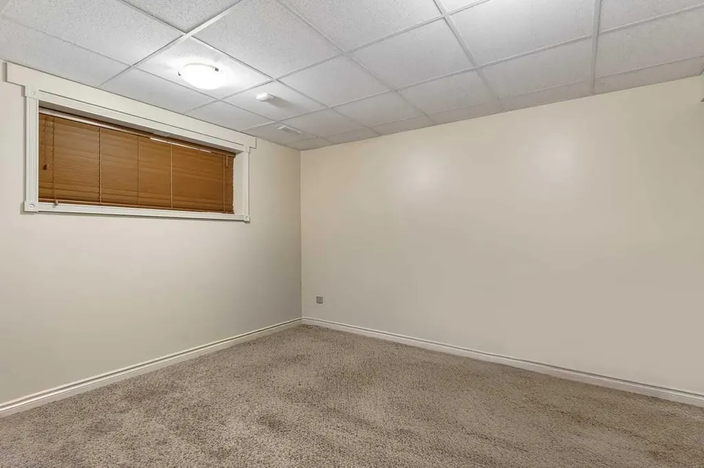 216 Castleridge Drive NE Calgary AB T3J 1X3