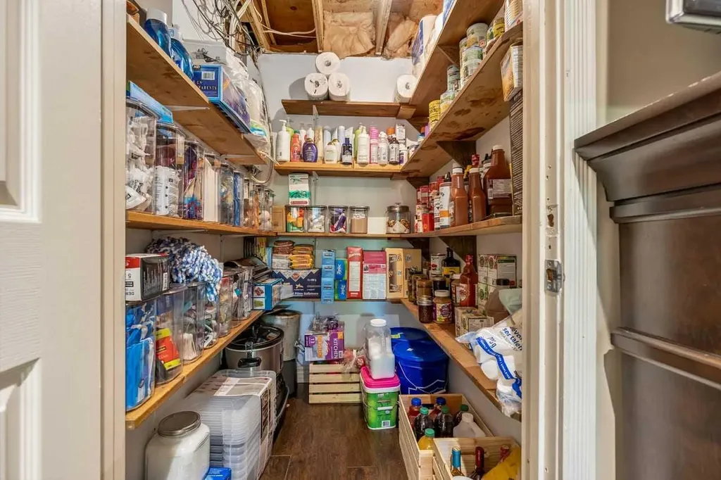 216 Castleridge Drive NE Calgary AB T3J 1X3