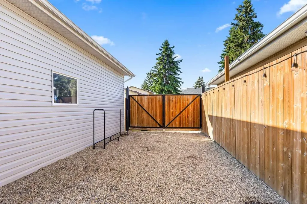 216 Castleridge Drive NE Calgary AB T3J 1X3