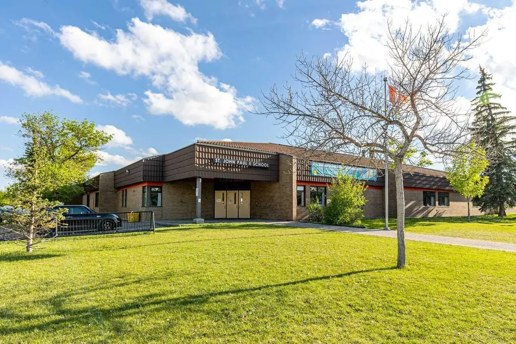 216 Castleridge Drive NE Calgary AB T3J 1X3