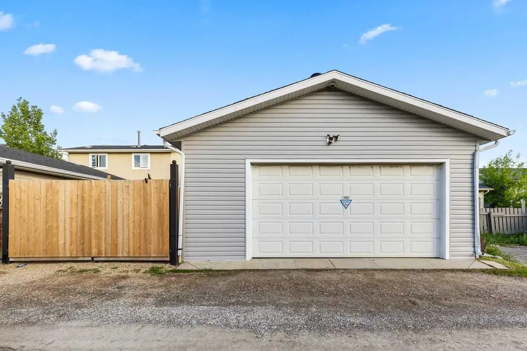 216 Castleridge Drive NE Calgary AB T3J 1X3