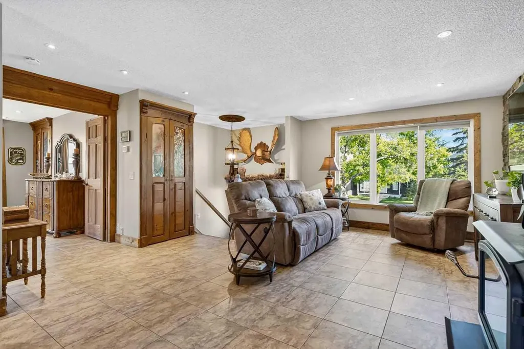 216 Castleridge Drive NE Calgary AB T3J 1X3