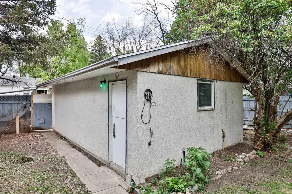 1047 16 Street S Lethbridge AB T1K 1X3