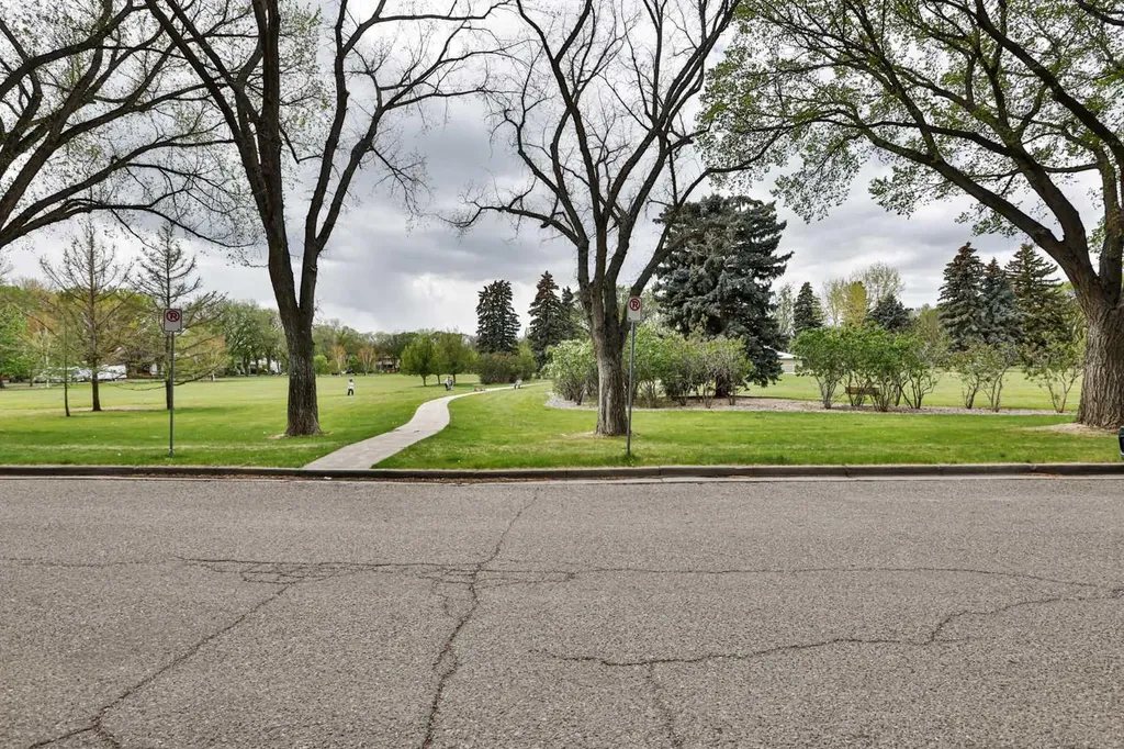 1047 16 Street S Lethbridge AB T1K 1X3