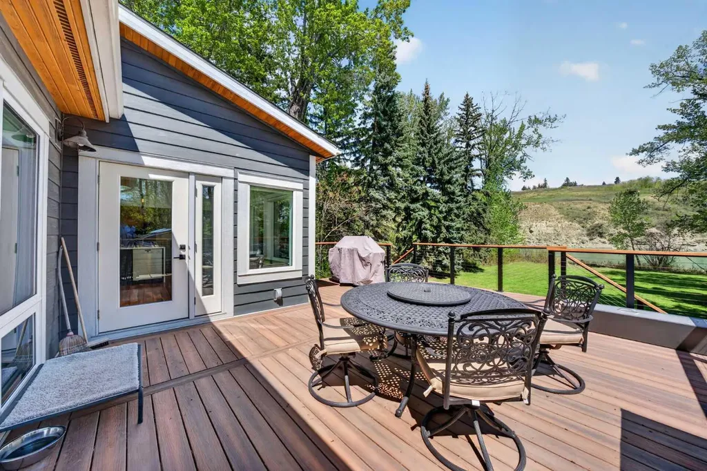 7136 Bow Crescent NW Calgary AB T3B 2B9