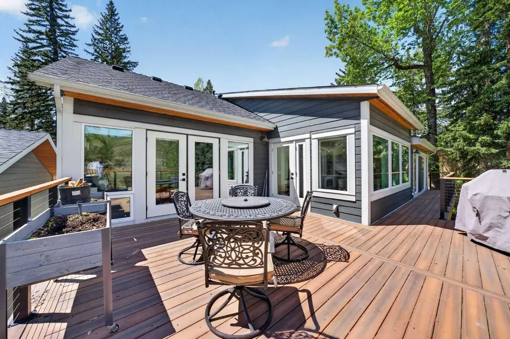7136 Bow Crescent NW Calgary AB T3B 2B9